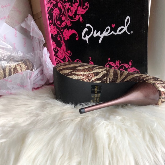 🥳HOST PICK🥳Qupid Bronze/Gold Zebra Glitter Heels - Picture 3 of 5